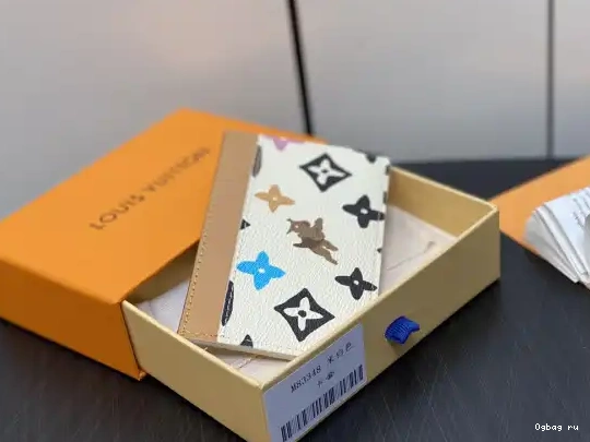 LOUIS VUITTON HOLDER-11*7*0.5cm CARD 0620